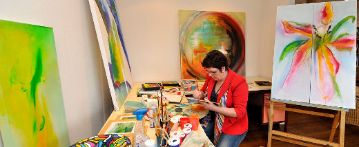 Jacqueline aan het werk in haar attelier